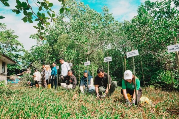 Aksi Bersih Pantai dan Tanam Mangrove, Pertamina IT Bitung Gaungkan Pelestarian Lingkungan