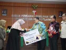 Ketua Bawaslu RI Beri Santunan Khusus ke Keluarga Almarhumah Staf Pinrang