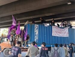 Mahasiswa HPMM Blokade Jalan Makassar, Massa Desak Izin Tambang di Enrekang Dicabut
