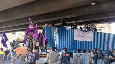 Mahasiswa HPMM Blokade Jalan Makassar, Massa Desak Izin Tambang di Enrekang Dicabut