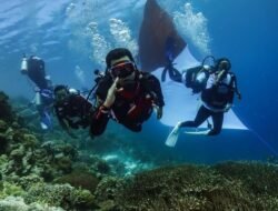 Pertamina Sulawesi Kibarkan Merah Putih Terbesar di Bawah Laut Wakatobi