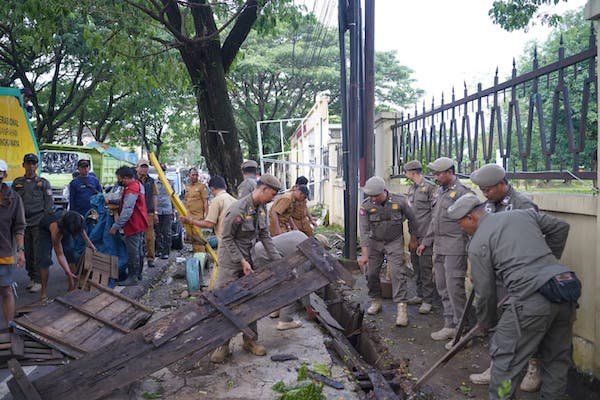 Penertiban PK5 di Jalan Pajjaiang, Makassar: 70% Pedagang Bongkar Lapak Secara Mandiri