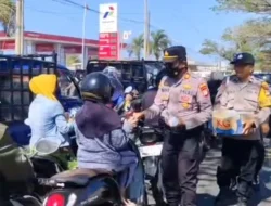 Kapolsek Arungkeke Bagi Air Gratis Saat Warga Antre BBM di SPBU Bulo-bulo