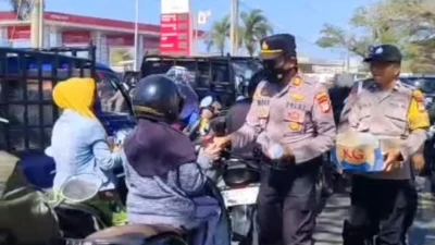 Kapolsek Arungkeke Bagi Air Gratis Saat Warga Antre BBM di SPBU Bulo-bulo