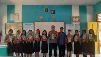 Polisi Sosialisasikan Pendaftaran SMA Kemala Taruna Bhayangkara kepada Siswa di Toraja Utara