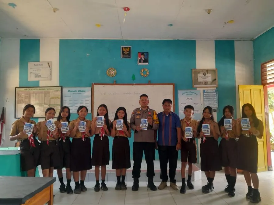 Polisi Sosialisasikan Pendaftaran SMA Kemala Taruna Bhayangkara kepada Siswa di Toraja Utara
